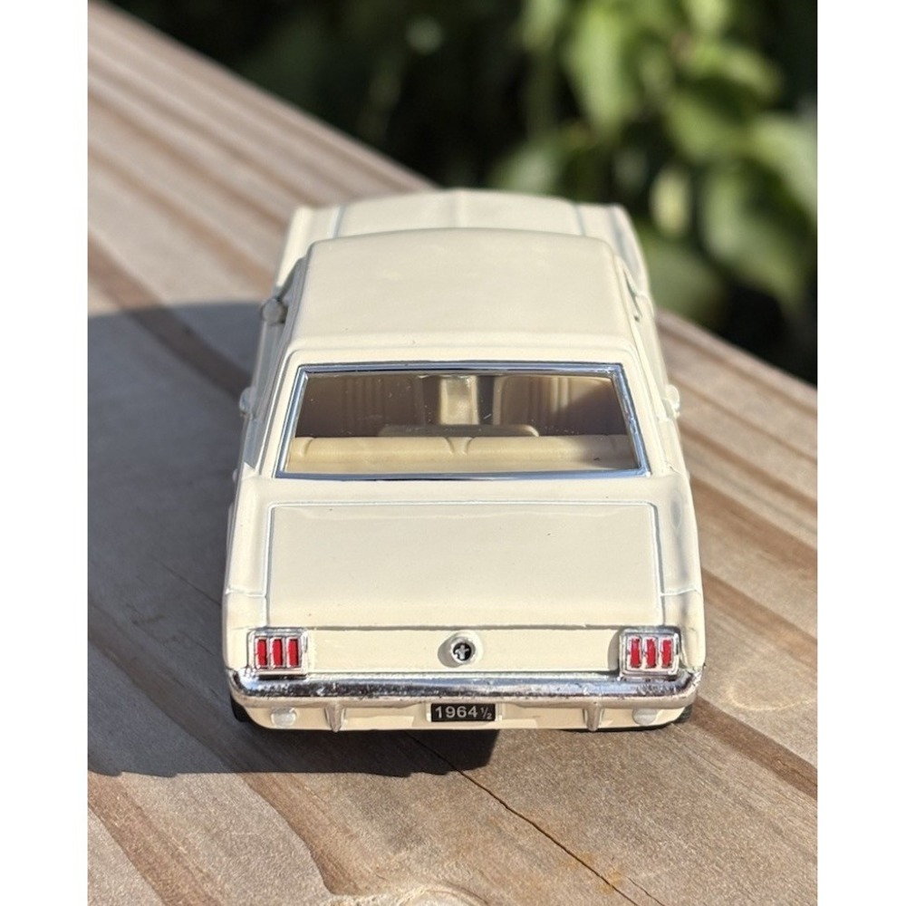New Kinsmart 1964 Ford Mustang 1:36 Diecast White Cream Pullback KT5351D - Picture 7 of 10